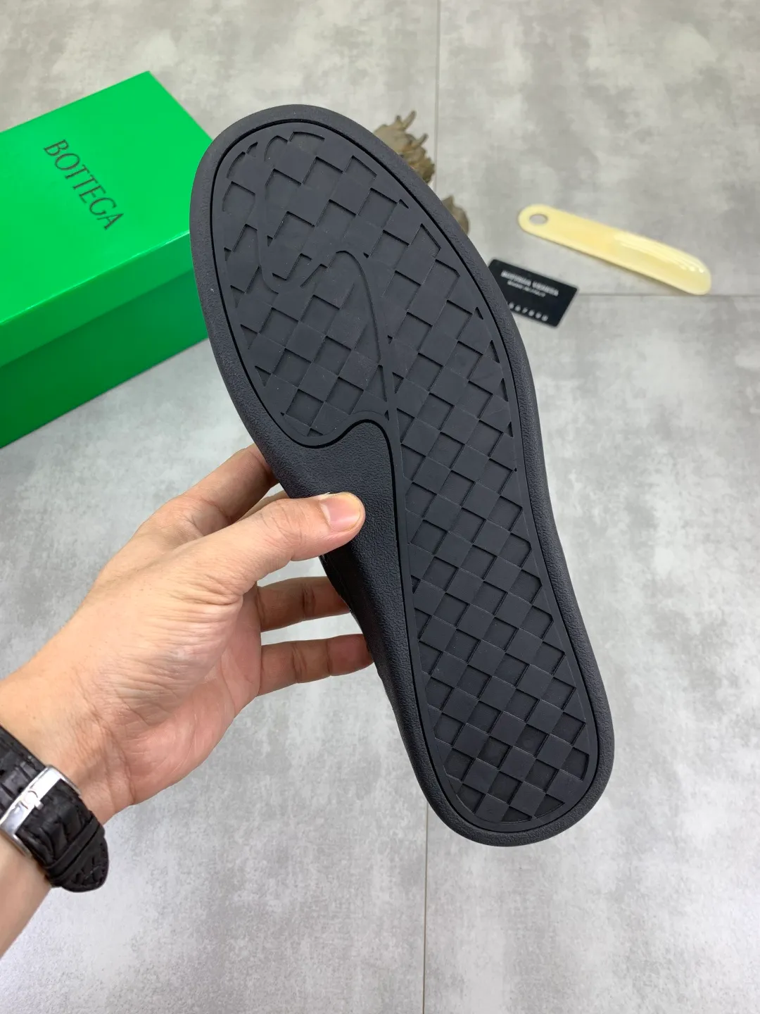 Men's shoes 💰P520 [New model] Water-dyed cow leather 💰High-quality business casual shoes 💎💎💎 BOTTEGA VENETA official website synchronizes the latest top version of BV in the market, accepts material comparison, shoe type comparison, process comparison, practical and textured, versatile and suitable for any occasion, the more you look at it, the more flavorful it becomes. Pure hand-woven craftsmanship - Upper material, hand-woven calfskin imported from Italy 🇮🇹 - High-quality water-dyed cowhide lining - Original private model customized outsole -Size: 39-45 Color: black or brown optional